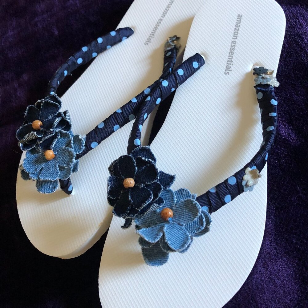 Amazon Essentials Floral Flip Flops: Size 8